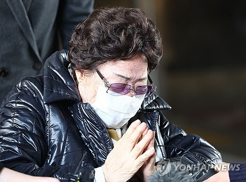 지난달 23일 오후 서울 서초구 서울고등법원에서 열린 일본군 '위안부' 피해자·유족의 일본 정부 상대 손해배상 청구 소송 2심 선고 기일에서 이용수 할머니가 법원의 1심 각하 취소 판결을 받은 뒤 기뻐하고 있다.  연합뉴스